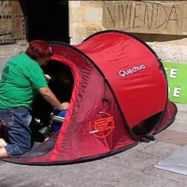 Acampa ante el Ayuntamiento de Elche para pedir un alquiler social