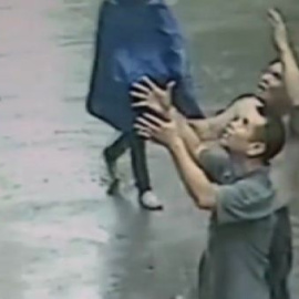 Consiguen coger al vuelo a un bebé que caía de un segundo piso