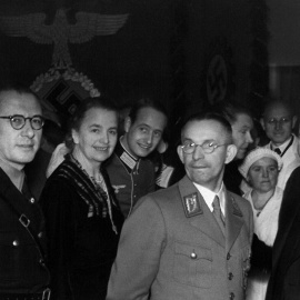 Rudolf August Oetker (en el centro, al fondo), con el uniforme de la Wehrmacht, detrás de su madre Ida y del 'gauleiter' de Westfalia, Alfred Meyer, en 1941.