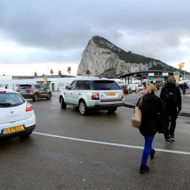 20/11/2018.- Trabajadores españoles cruzan la frontera de Gibraltar cada día a primeras horas de la mañana para trabajar en el Peñón. El presidente del Gobierno, Pedro Sánchez, ha anunciado hoy que "España votará que no" al borrador del acuerdo de