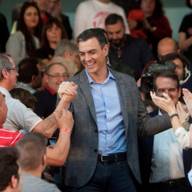 16/04/2019.- El presidente del Gobierno y candidato por el PSOE a la reelección, Pedro Sánchez, saluda a su llegada al mitin que organiza el PSOE en Vigo. EFE/ Salvador Sas