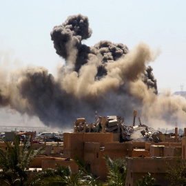 Cortina de humo tras una explosión en Baghouz, en la provincia siria de Deir Al Zor. - REUTERS