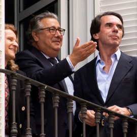 17/04/2019.- El expresidente del Gobierno, José María Aznar junto al exministro de Interior y exalcalde de Sevilla, Juan Ignacio Zoido en una procesión en la que la virgen luce un fajín de Franco. / EFE - RAÚL CARO