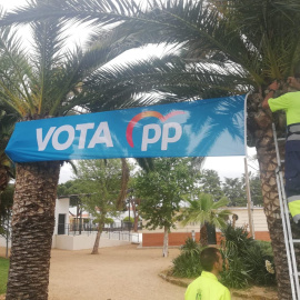 Trabajadores municipales colocan propaganda electoral del PP en Badajoz. / PSOE BADAJOZ