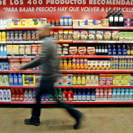 Un hombre camina por un pasillo de un supermercado de Mercadona. EFE/Manuel Bruque