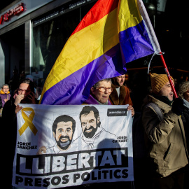 Varios colectivos se concentran en los alrededores del Tribunal Supremo de Madrid con una pancarta con las imágenes de Jordi Sánchez y Jordi Cuixart./EFE