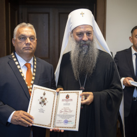 El primer ministro de Hungría, Viktor Orbán, junto al patriarca Porfirije, jefe de la iglesia ortodoxa serbia, a 5 de septiembre de 2022.
