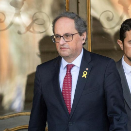 El presidente de la Generalitat, Quim Torra ,junto al conseller de Territorio, Damiá Calvet, a la salida del Tribunal Supremo en el receso para comer./EFE