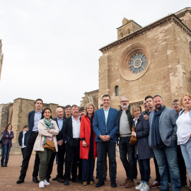 El presidente del Gobierno y candidato socialista a la reelección, Pedro Sánchez (c), acompañado del alcalde de Lleida, Fèlix Larrossa (cd), durante la visita que ha realizado a la Seu Vella de Lleida. EFE/ Adrián Ropero
