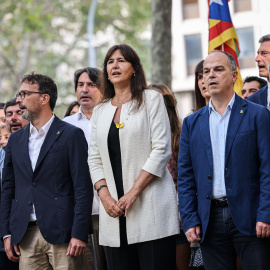 La presidenta de Junts, Laura Borràs, i el secretari general del partit, Jordi Turull, amb la delegació de JxCat en l'ofrena floral a Rafael Casanova.
