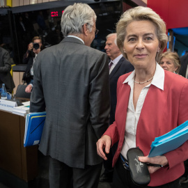 La presidenta de la Comisión Europea, Ursula von der Leyen (R), llega a la reunión de Comisarios en el Parlamento Europeo en Estrasburgo el miércoles 14 de septiembre de 2022.