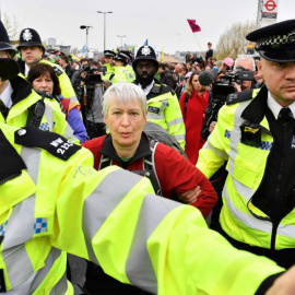 16/04/2019 - Agentes de policía se llevan a una activista para desbloquear del puente de Waterloo en el segundo día de protestas | AFP/ Daniel Leal-Olivas