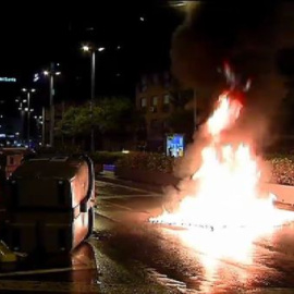 Contenedores y cajeros destrozados en la tercera noche de disturbios