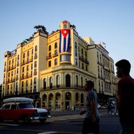 La bandera de Cuba desplegada en la fachada de un hotel en La Habana. REUTERS/Alexandre Meneghini