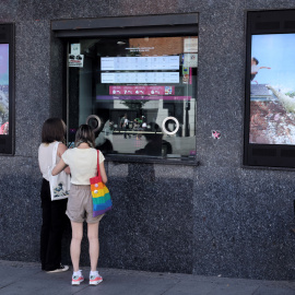 Dos personas en la taquilla de los cines Callao, en Madrid, a 26 de julio de 2022.