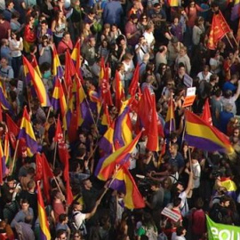 Miles de personas toman la Puerta del Sol clamando por la República