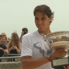 Nadal luce su noveno Roland Garros frente a la Torre Eiffel