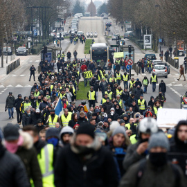 Manifestantes de los chalecos amarillos salen a las calles de Nantes.  REUTERS/Stephane Mahe