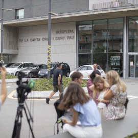 Un grupo de periodistas monta guardia ante el Hospital de Sant Pau de Barcelona donde ha sido intervenido el expresidente de la Generalitat, Jordi Pujol, del ictus isquémico que sufrió el pasado lunes