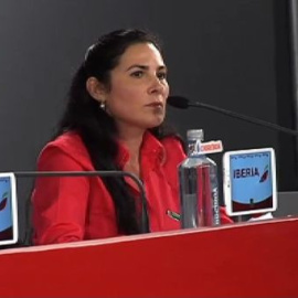 La traductora se convierte en la protagonista de la rueda de prensa de Javi Martínez y Koke