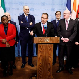 El canciller venezolano Jorge Arreaza comparece junto a embajadores de otros países. EFE