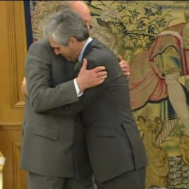 El rey se despide del hijo de Suárez