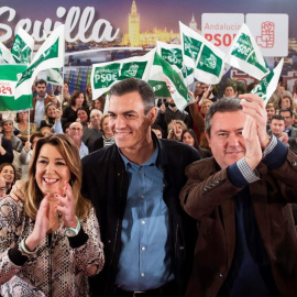 El presidente del Gobierno y secretario general del PSOE, Pedro Sánchez (c), y la secretaria general de los socialistas andaluces, Susana Díaz (i), participan este sábado en el acto de presentación de la candidatura de Juan Espadas (d) a la Alcaldía 