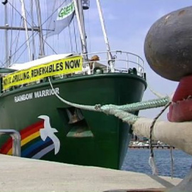 El buque insignia de Greenpeace en Valencia contra las prospecciones de petróleo