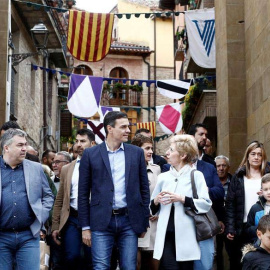 El candidato del PSOE y presidente del Gobierno, Pedro Sánchez, junto a Santos Cerdan (i), y la alcaldesa de Viana Yolanda Gonzalez (d) durante la visita que ha realizado este jueves a la localidad navarra. (JESÚS DIGES | EFE)