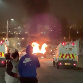 Varios manifestantes lanzan bombas incendiarias a vehículos de emergencia en Londonderry, Irlanda del Norte, el 18 de abril de 2019.- Leona O'Neill / REUTERS