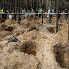 17/09/2022 Policías y expertos trabajan en las fosas comunes halladas en Izium, en la región ucraniana de Járkov