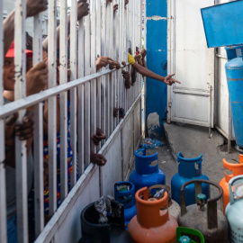 Ciudadanos tratan de rellenar sus pipetas de gas este sábado, en Puerto Príncipe (Haití).