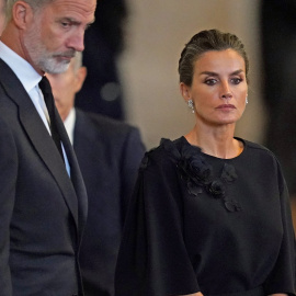 El rey Felipe VI y la reina Letizia de España ven el ataúd de la reina Isabel II, yaciendo en el catafalco en el Palacio de Westminster, Londres.