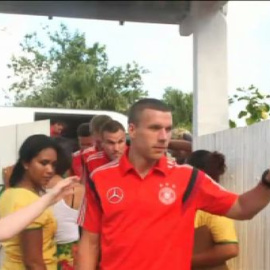 Los jugadores de la selección alemana visitan una escuela brasileña