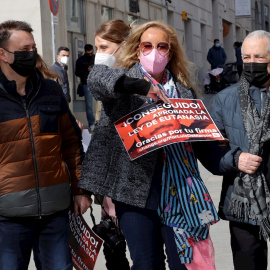 Txema y David Lorente, viudo e hijo de Maribel Tellaetxe, que padecía Alzheimer avanzado y falleció en marzo de 2019, junto con otros familiares tras aprobarse este jueves en el Congreso la Ley que regula la eutanasia.