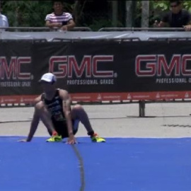 Un triatleta se queda sin fuerzas en la línea de meta 