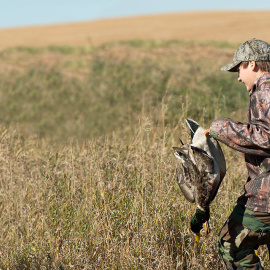 Imagen de un menor portando un arma de fuego mientras caza. ARCHIVO