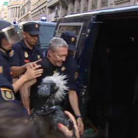 Polémica actuación policial en Sol contra manifestantes republicanos