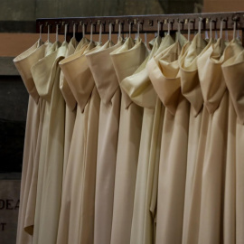 Las túnicas de los monjes cuelgan juntas durante una misa en la abadía de Montserrat./Reuters