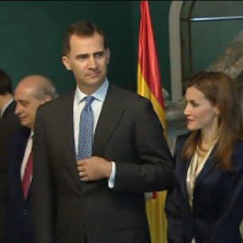 Los reyes se reúnen con las víctimas del terrorismo en su primer acto fuera de Zarzuela.