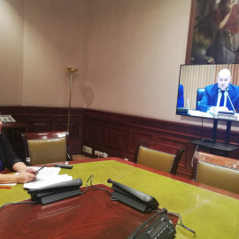 La eurodiputada del BNG Ana Miranda viendo en un monitor en una sala del Congreso de los Diputados la comparecencia de Christopher Carr, jefe de Seguridad Ferroviaria europeo.
