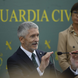 El ministro del Interior, Fernando Grande-Marlaska, junto a la directora general de la Guardia Civil, María Gámez (i), durante un acto en el municipio cántabro de Potes.
