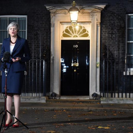 14/11/2018.- La primera ministra británica, Theresa May, ofrece una rueda de prensa en el exterior del número 10 de Downing Street, en Londres (Reino Unido), hoy, 14 de noviembre de 2018. May afirmó hoy que el acuerdo al que ha llegado con la Unión Eu