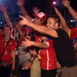 Los aficionados chilenos disfrutan de su victoria en Maracaná