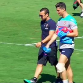 Cristiano Ronaldo se retira del entrenamiento con hielo en la rodilla