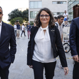 La exvicepresidenta, exportavoz y exconsellera de Igualdad y Políticas, Mónica Oltra, junto a sus abogados, Miguel Ferrer (i) y Daniel Sala (d), a su salida de un juicio en la Ciudad de la Justicia de Valencia, a 19 de septiembre de 2022, en Valencia, C