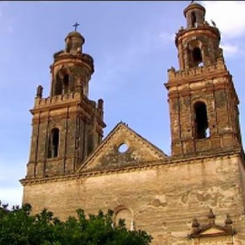 Un rayo impacta en una de las torres de la iglesia de 