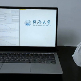 La mascarilla que puede detectar en el aire los virus respiratorios más comunes, como el de la gripe y el coronavirus, en forma de gotas o aerosoles.