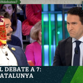 Momento del debate en el que Egea le regaló una bandera a Rufián. / La Sexta
