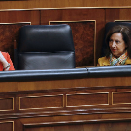 La vicepresidenta del Gobierno, Carmen Calvo (i), junto a las ministras, de Justicia, Dolores Delgado (2i); de Defensa, Margarita Robles (2d), y de Hacienda, María Jesús Montero (d), durante el último pleno del Congreso de la legislatura antes de la co